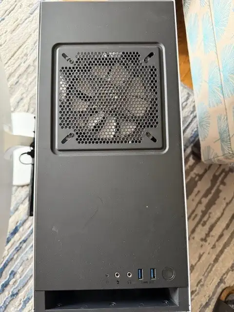 White Computer, White 32 " Curved Monitor in Desktop Computers in Edmonton - Image 9