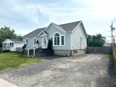 ➖Maison à vendre à Sept-Iles ➖ • Grande maison de 30’ x 40’, très bien éclairée • Pièces de bonnes d...