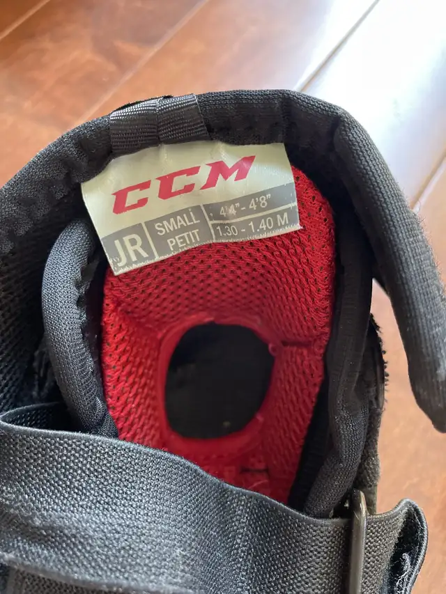 Hockey elbow pad CCM RBZ 130  Junior Small 4’4”-4’8”  in Other in Calgary - Image 4