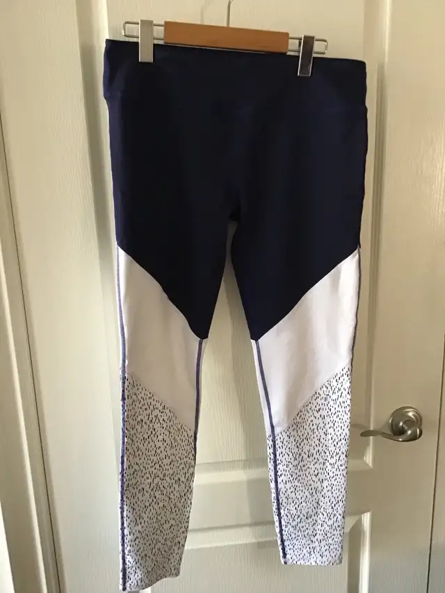 Fabletics Leggings in Women's - Bottoms in Markham / York Region - Image 2