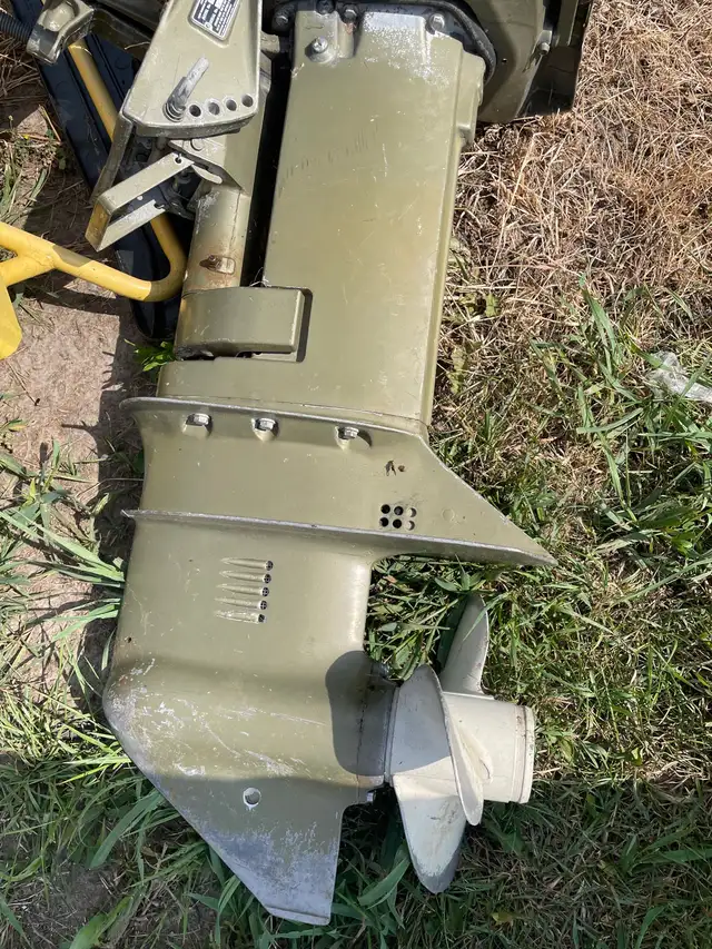 Old boat motor  in Other in Oshawa / Durham Region - Image 3