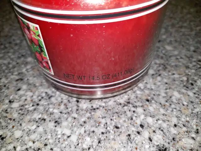 Yankee Candle CRANBERRY Black Band Label 14.5 oz Retired in Home Décor & Accents in Markham / York Region - Image 3