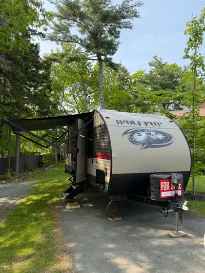 2019 WolfPup 16FQ with duel propane, electric jack, AC, furnace, upgraded mattress, new porcelain to...