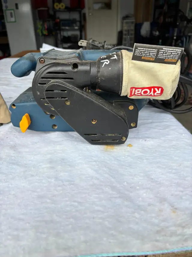 Ryobi orbatal sander & belt sander in Power Tools in Kamloops - Image 4