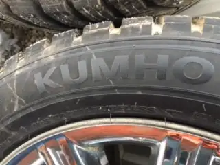 Kumho WS31 winter craft 265/50/20 with 2006-2009 Chrysler Aspen/Dodge Durango oem rims. Tire pressur...