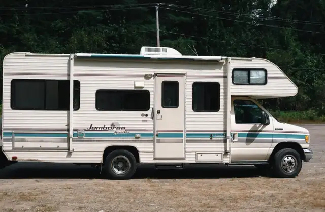 VR CLASSE C 24 PIEDS - FORD 1993 in RVs & Motorhomes in Laurentides - Image 5