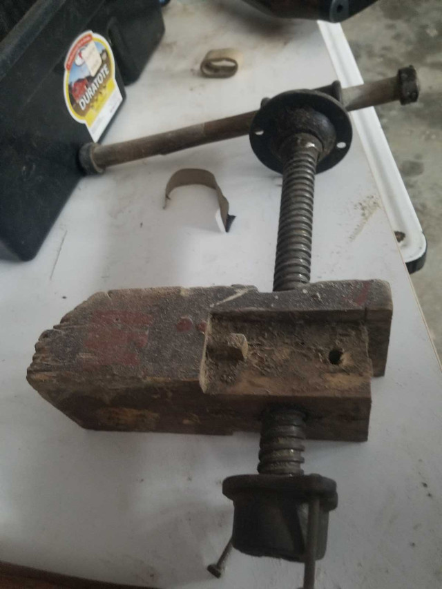 Vintage metal work bench vise screw in Tool Storage & Benches in Thunder Bay - Image 2