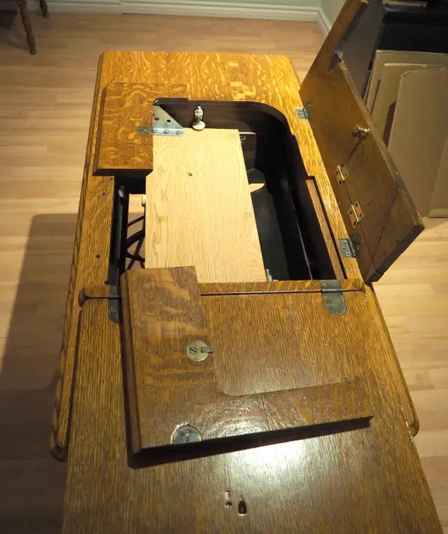 Meuble de machine à coudre Singer (antiquité) in Other in Longueuil / South Shore - Image 5