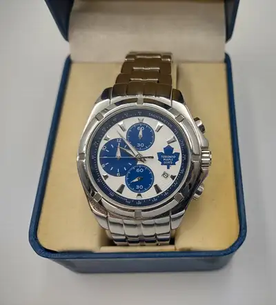This beautiful watch comes in its original box with an extra pin and link, as well as its certificat...