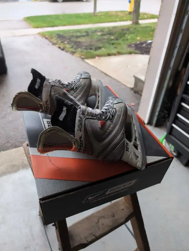 Youth hockey skates  in Hockey in Kitchener / Waterloo - Image 3