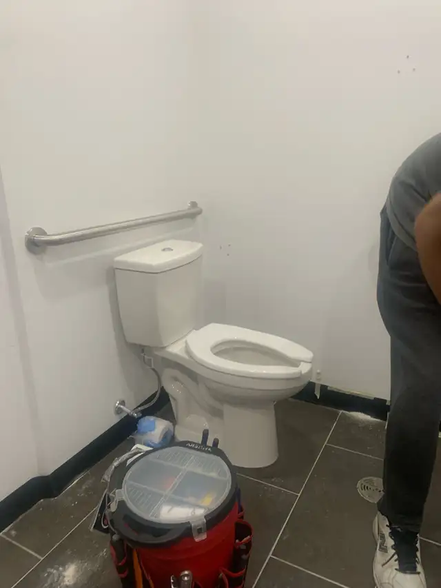 Plumber for hire458770423292907520