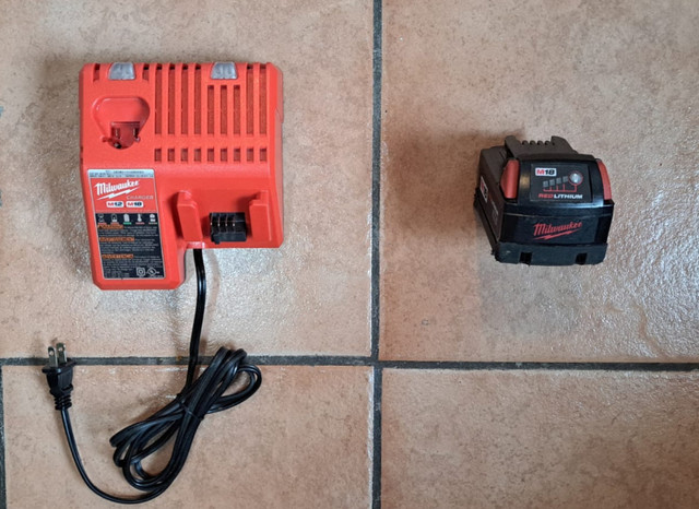 Disponible Chargeur rapide pour Batterie au lithium Milwaukee M1 dans Outils électriques  à Ville de Montréal