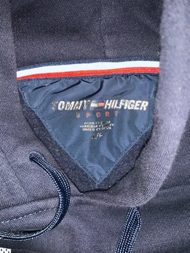 Tommy Hilfiger hoodie ( size small) in Men's in Oshawa / Durham Region - Image 10
