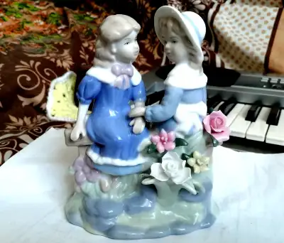 PORCELAIN RAFFLELS FIGURINE CDF CANADA, GREAT CONDITION, SIZE 5 1/4' BY 6 1/2" TALL, Vintage Raffles...