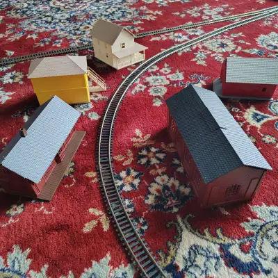 Older electric train set with 2 caboose trains and multiple trailers. Comes with the felt to put on...