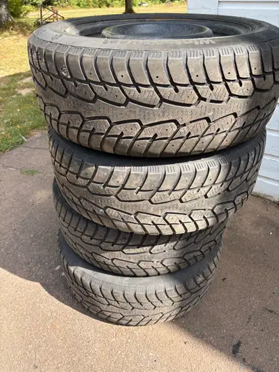 205/55 R16, used one winter before we traded vehicles.