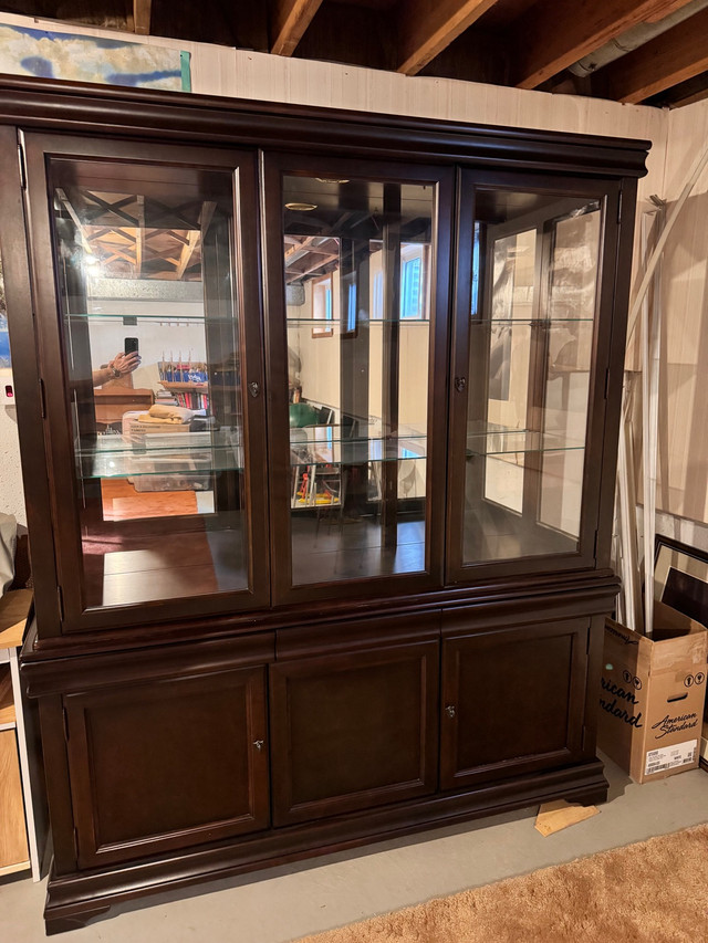 Hutch, china cabinet excellent condition  in Hutches & Display Cabinets in Oakville / Halton Region