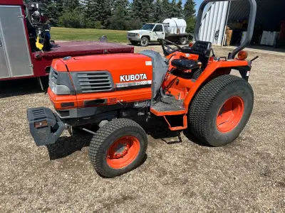 Kubota L2900 garden tractor, 4wd, 990hrs, turf tires, mid pto, rear 3 point hitch. Great condition....