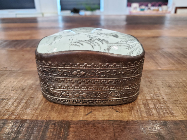 Vintage Asian Porcelain and Silver Plated Metal Trinket Box in Arts & Collectibles in Edmonton - Image 3