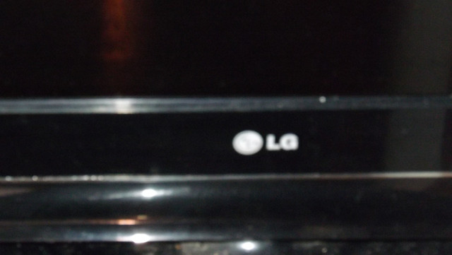 LG TV + Remote dans Téléviseurs  à Longueuil/Rive Sud