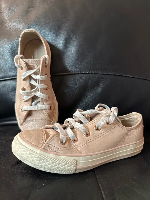 ♥️Converse girl Leather soft pink shoes size 13 or 31 in Kids & Youth in Longueuil / South Shore - Image 2