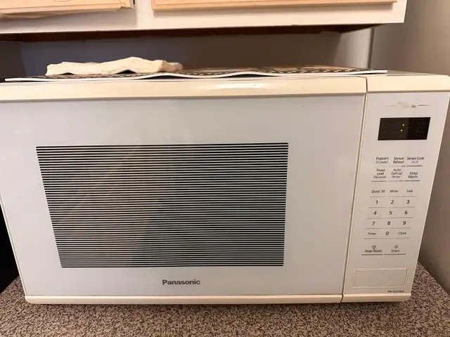 Panasonic microwave white in Microwaves & Cookers in City of Toronto - Image 2