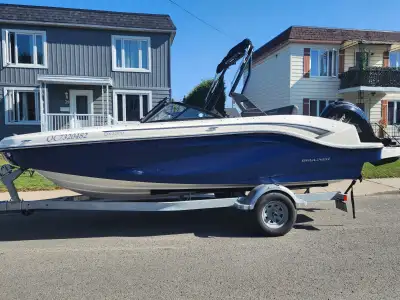 Le Bayliner DX 2000 est un "deck boat" hors-bord polyvalent de 19' 6" (5,95 m), largeur de 8' 1" (2,...