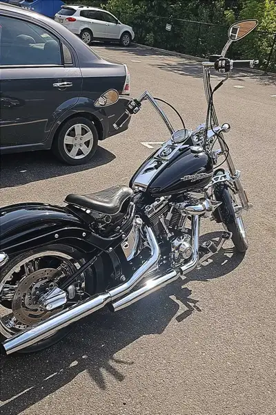 Harley Davidson Softail Custom 2009 full chrome. 96 pouces cubes, 6 vitesses (1584cc). 44 000 kilomè...