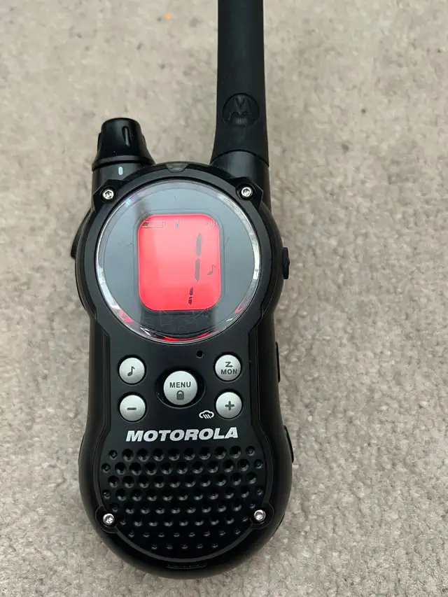 Motorola Talkabout T9500 Walkie Talkies (Set of 4) in General Electronics in Oakville / Halton Region - Image 3