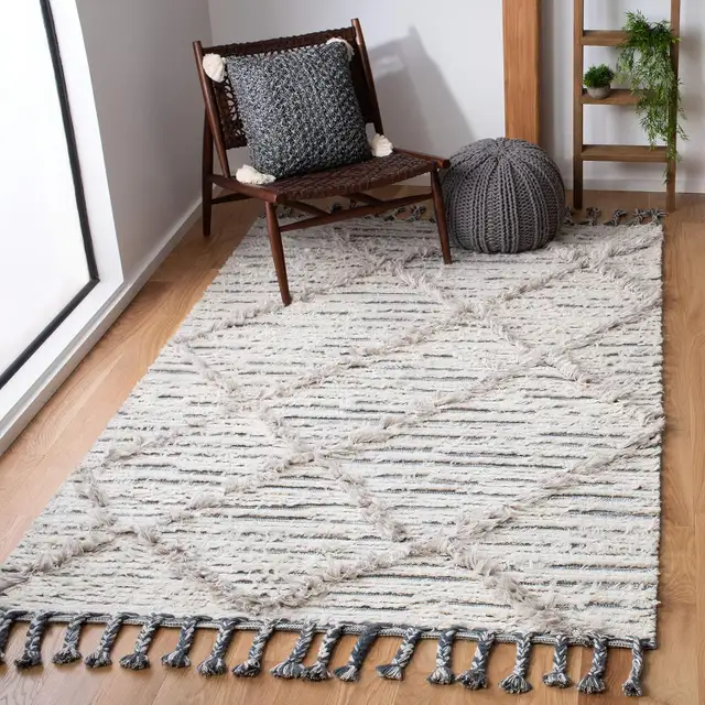 6' x 9' SAFAVIEH Kenya Collection Area Rug - Ivory & Grey in Rugs, Carpets & Runners in Markham / York Region - Image 3