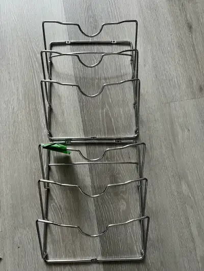 Voici un support à couvercles de batterie de cuisine chromé, idéal pour organiser vos armoires et ga...