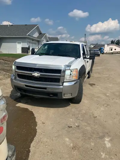2007.5 Chev 2500 crew cab, regular box 4x4 6.6L duramax a/t/c. Great work truck. Regular maintenance...