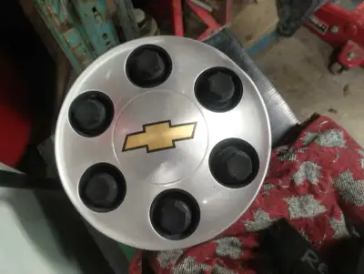 Selling aluminum 6 bolt aluminum rims off a 2010 Chevy 1500 truck. Rims oxdized need polished up 265...