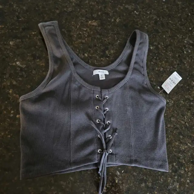 NWT Crop Ts and Tanks XS-S in Women's - Tops & Outerwear in Gatineau - Image 10