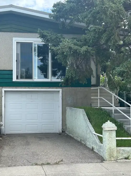2 Bedroom upper floor duplex, 900 sq. feet. Accross the street from grocery store,pharmacy, 7-11,tra...