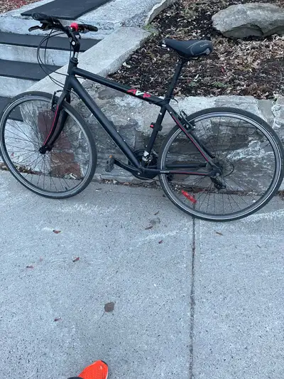 -used for three seasons and in great condition. -Shinamo gears. -21 speeds. -Carbon fiber frame.
