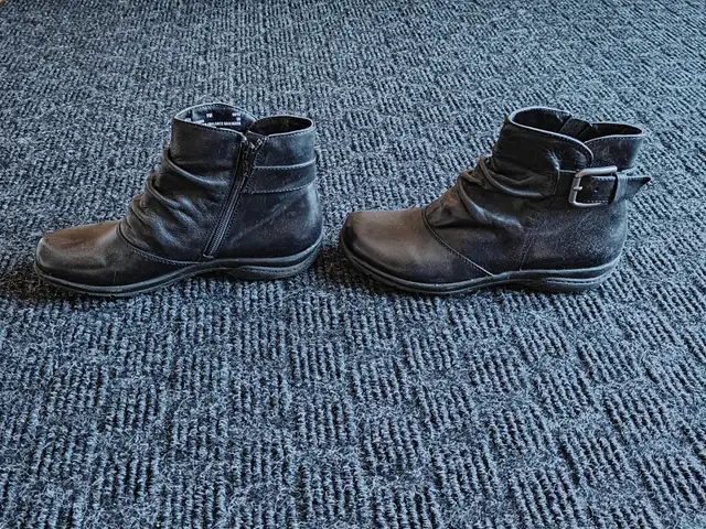 Women Clarks Black Leather Ankle Boots | Size 7M | Ruched Zipper in Women's - Shoes in Calgary - Image 6
