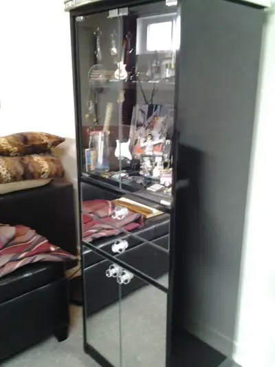 Meuble présentoir avec 2 tiroirs et armoire pour rangement ., View more