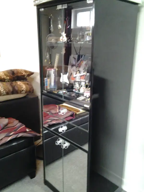 Meuble présentoir avec 2 tiroirs et armoire pour rangement . in Dressers & Wardrobes in Lanaudière - Image 2