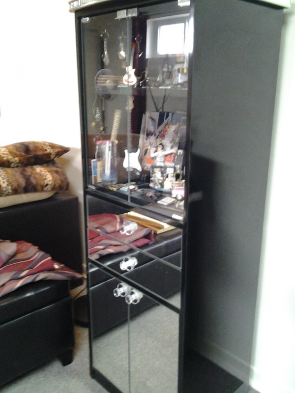 Meuble présentoir avec 2 tiroirs et armoire pour rangement . Commodes