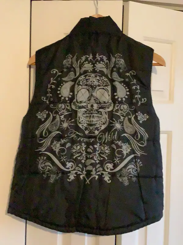 Kids unisex reversible black padded vest top size 10/12. in Kids & Youth in Vernon - Image 4