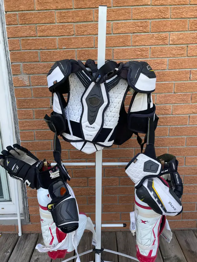 Hockey equipment clean-out in Hockey in Belleville - Image 2