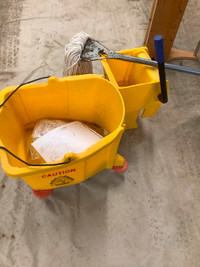Janitorial bucket with mop handle and 2 new mop heads