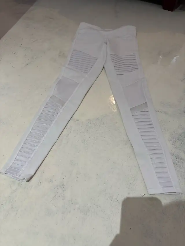 Alo Leggings in Women's - Bottoms in City of Toronto - Image 2