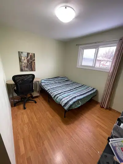 Single room for rent, about 1km to College, bus stop at front