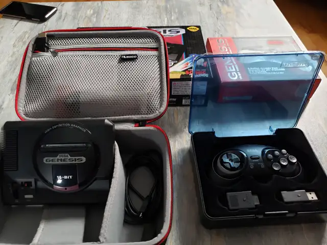 Sega Genesis mini+Hard Carry Case+Wireless Controller In Case in Other in City of Montréal - Image 4