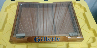Gillette présentoir de magasin ancien  en bois avec une vitre., View more