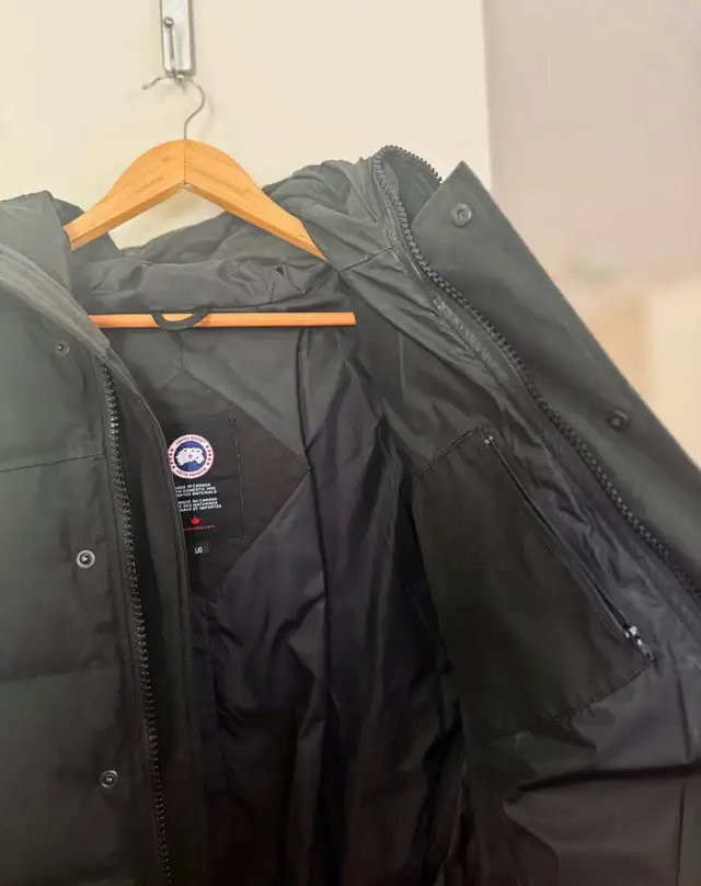 Canada Goose jacket  in Men's in Calgary - Image 4