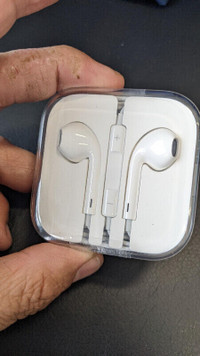 Apple EarPods with 3.5mm Headphone Plug - White