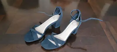 LIKE NEW Womens Girls Black Dress Heels Size 6.5 US, View more